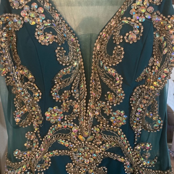 Size M fits like a 4/6 $700 brand new color teal - Picture 4 of 6